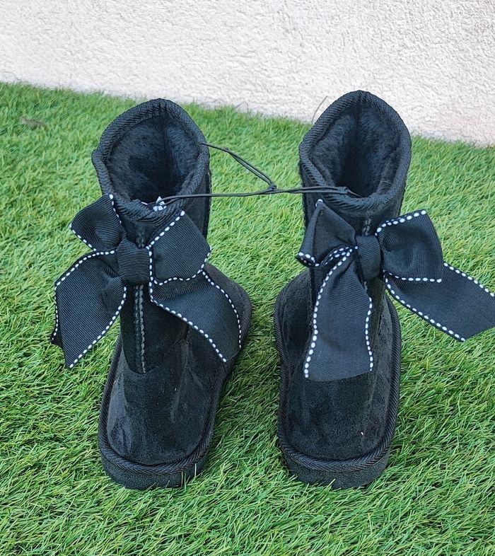 Chaussures Bottines fille velours  noires neuves avec étiquette taille 34 - photo numéro 2