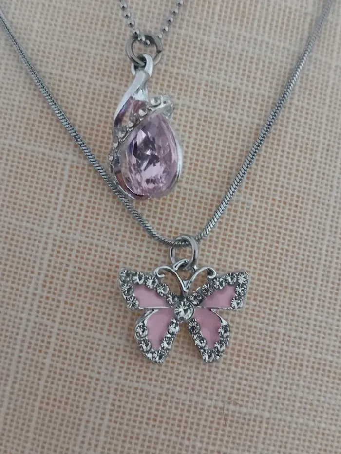 Lot de 2 pendentifs raz du cou avec leur chaîne