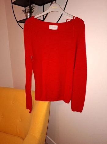 Pull rouge avec cordon à l epaule