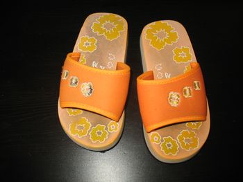  CLAQUETTES ORANGE A FLEURS FILLE - P31 - n°01