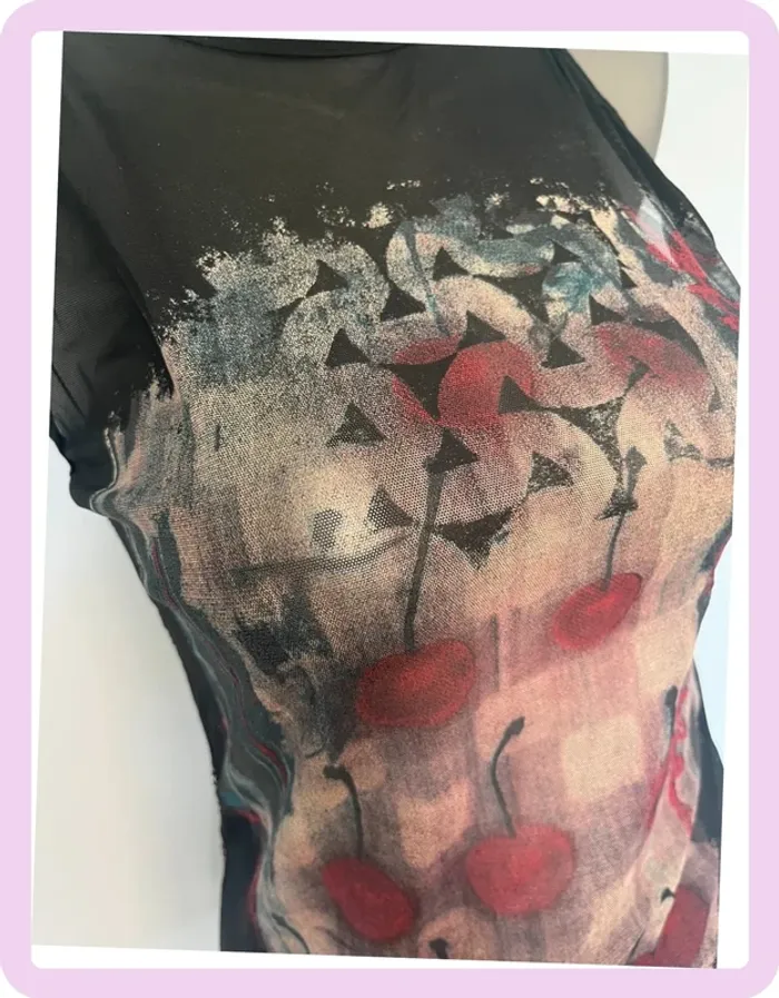 Top Original Save The Queen Taille L – Style Chic et Artistique – Jeu de Transparence Raffiné - photo numéro 2