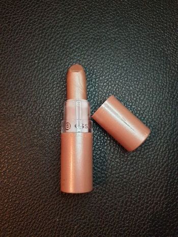 Rouge à lèvres Essence marron