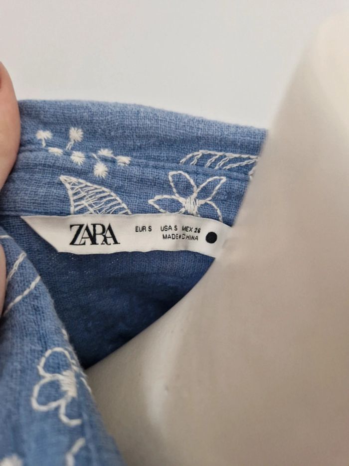 Chemise bleue à broderies fleurs feuilles beige poche devant - photo numéro 4