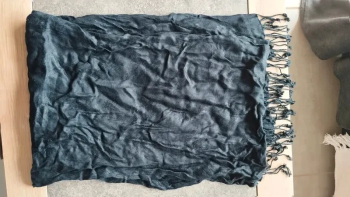 Grande et belle écharpe noire avec motifs 200 x 70 cm - photo numéro 2