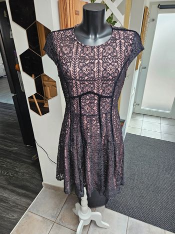 Yessica robe dentelle taille 40