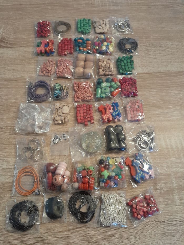 Lot de 40 sachets de perles et accessoires
