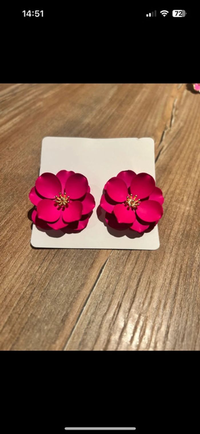 Boucles d’oreilles fleurs rose fuschia neuve Diamètre environ 4cm
