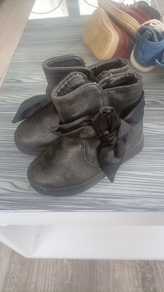 Bottines fille p20 noires pailletées en très bonne état
