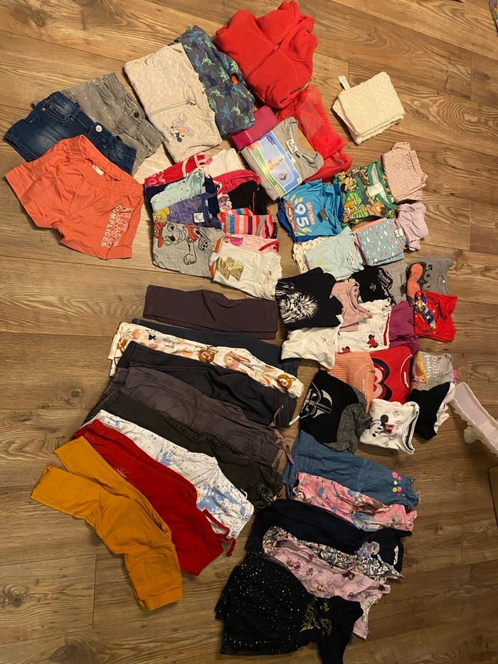 Lot 56 vêtements fille T 4ans