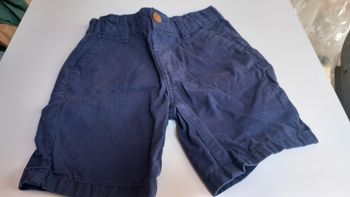 Short bleu marine. 3 4 ans