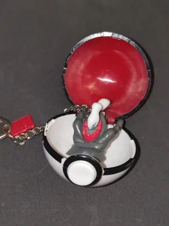 Figurine Pokémon Darkrai + Pokéball porte-clés collector