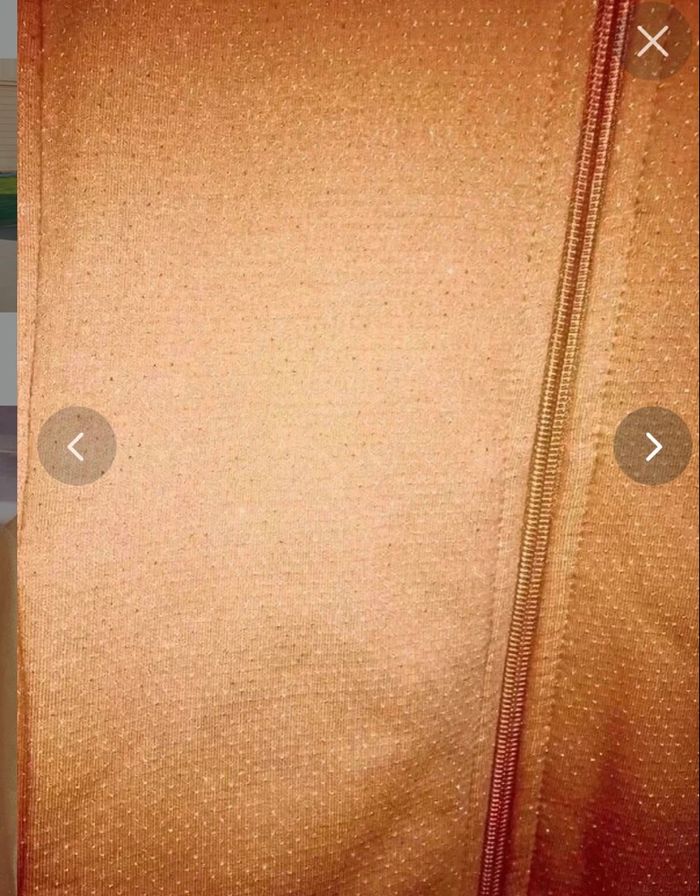 Veste moutarde avec motifs argentés ,intérieur molletonné,poches sur les côtés taille 12 ans de Gemo neuve à 8 euros - photo numéro 2