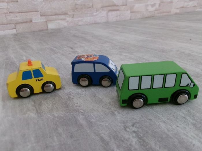 Lot de véhicules en bois