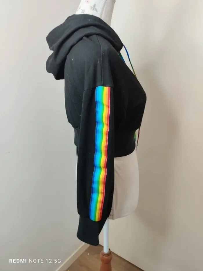 Jolie sweat court et fin taille S - photo numéro 4