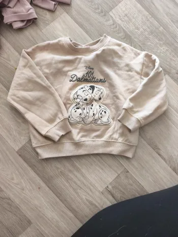 Pull les 101 dalmatiens marque Disney taille 24 mois