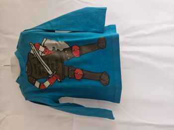 T-shirt manches longues 2 ans La Compagnie des Petits Bleu Chevalier armure épée bouclier