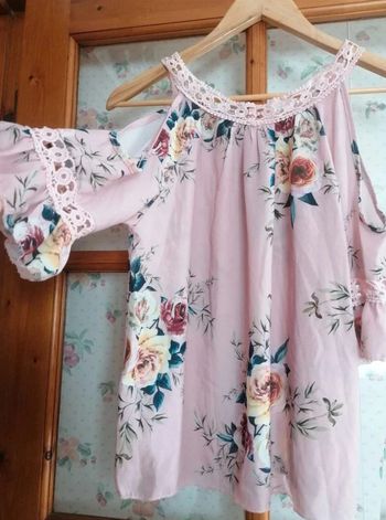 Blouse  /  épaules  dénudées fleurie  manches  dentelles  . I.  Code  Y2k