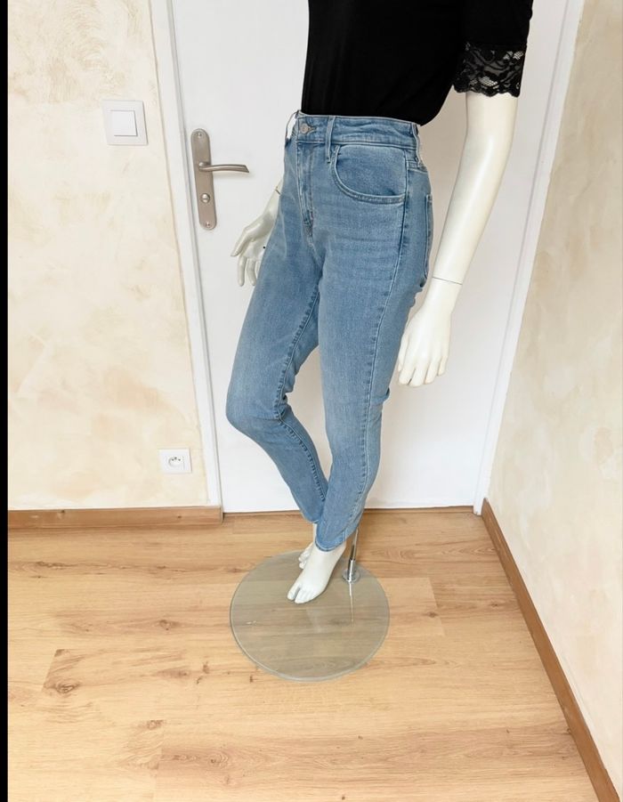 Jean Levis 721 High Rise Skinny - Warm Eco Performance - taille W28 L32 - neuf avec etiquette - photo numéro 4