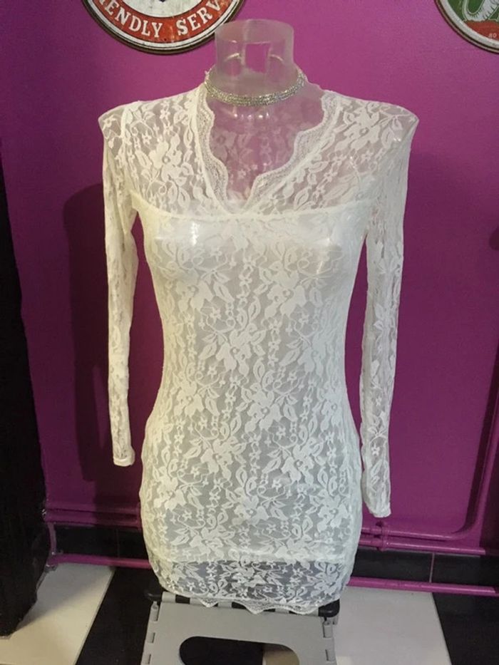 Robe courte moulante dentelle et satin T34 - photo numéro 3