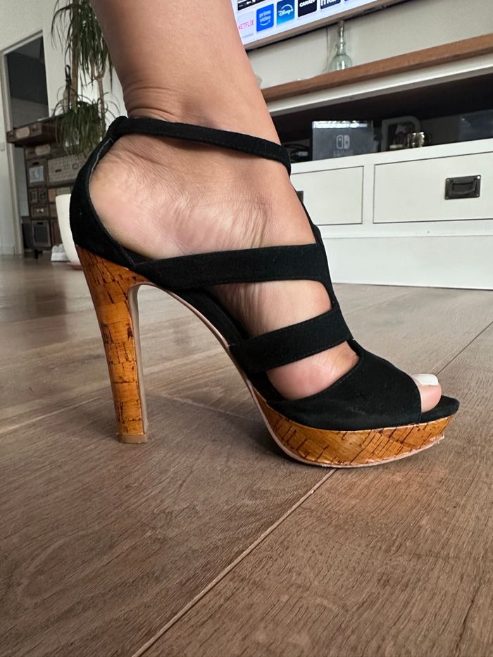chaussures femme ouvertes noirs en daim de la marque Minelli, en très bon état. - photo numéro 2