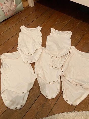 Lot 5 bodies sans manches 1 mois