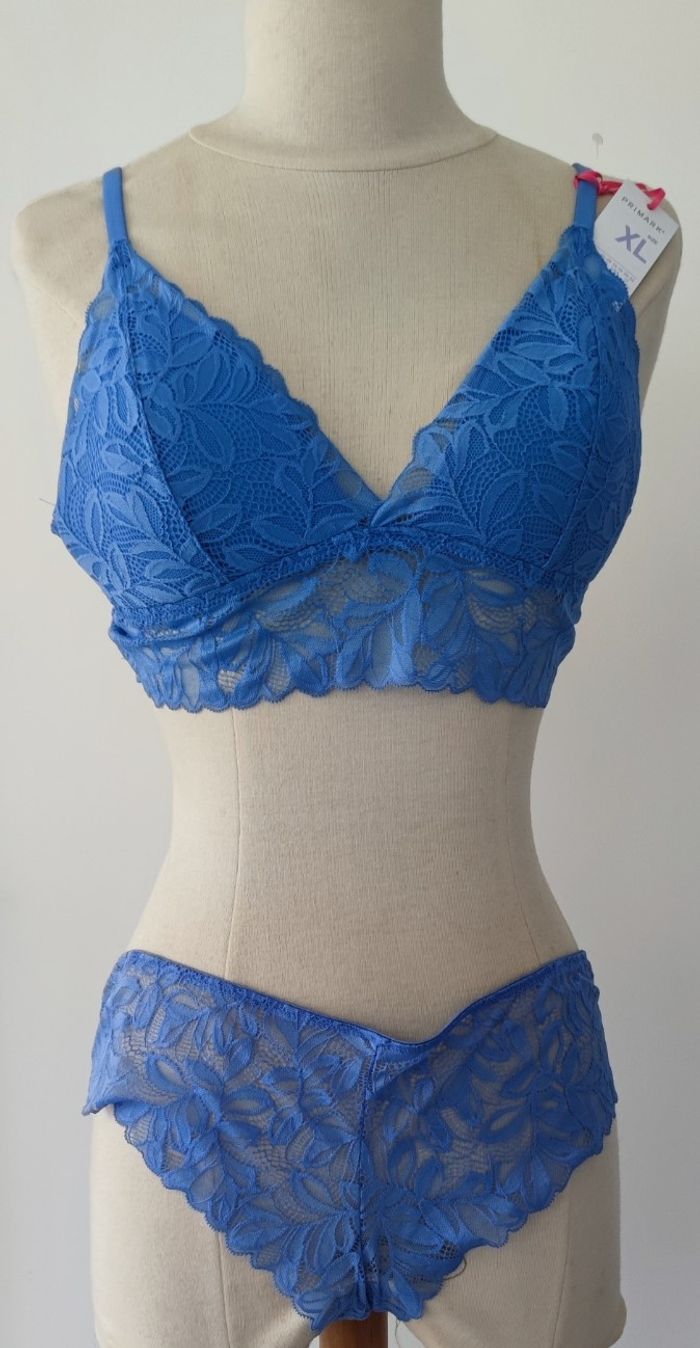 Soutien-gorge et tanga couleur bleu taille XL 46/48 marque Primark. Lingerie pour femme