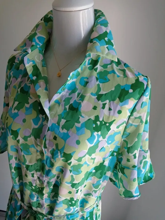 Magnifique robe chemise imprimé fantaisie vert et blanc neuf avec étiquette T.S JS Millenium - photo numéro 3