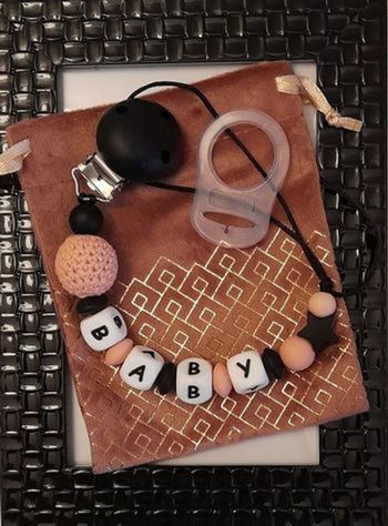 Attache tétine personnalisé avec adaptateur et pochette cadeau