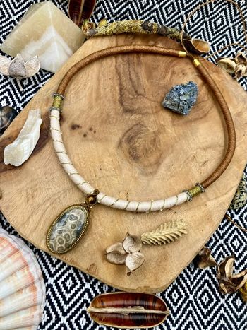 Collier torque en macramé et coton avec pierre de Corail fossilisé et Œil de Tigre