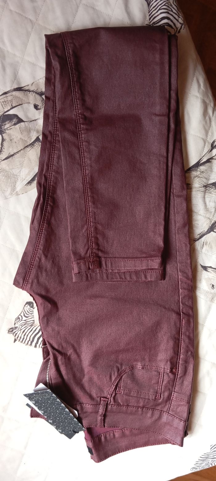 Pantalon neuf valeur 18 euros je les vends 10 euros le pantalon puzzle harry Potter jamais utilisé 5 euros le jeu la course a l héritage neuf jamais ouvert 20 euros - photo numéro 4