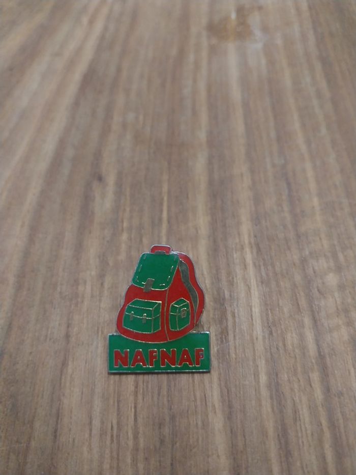 Pin's Pins Beau et rare Sac a dos NAFNAF vert et rouge - photo numéro 3