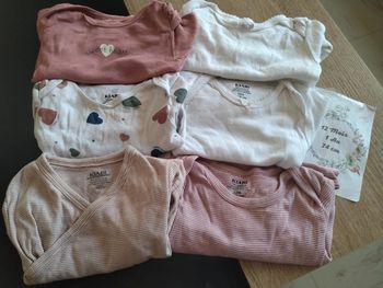 Lot de 6 bodies ml ( 12 mois )