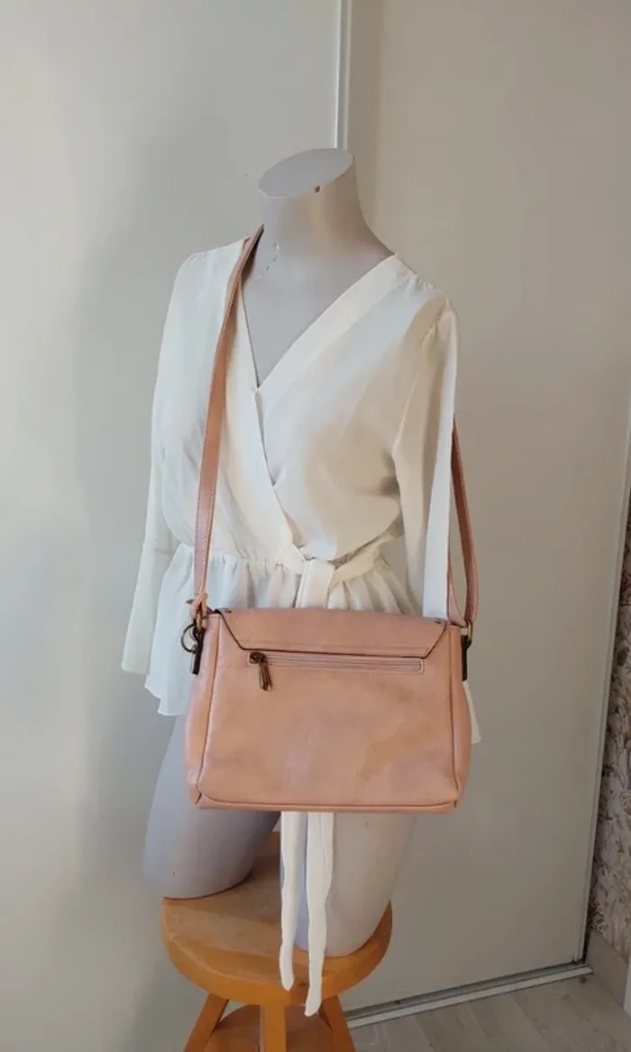 Sac rose bandoulière en parfait état, comme neuf 👍 - photo numéro 2