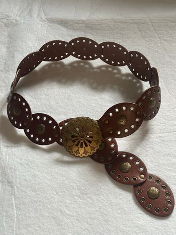 Ceinture vintage marron à médaillons dorés