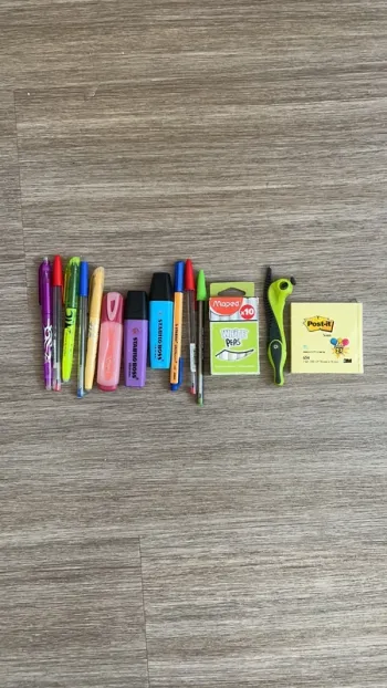 Lot stylos et autres matériels scolaires