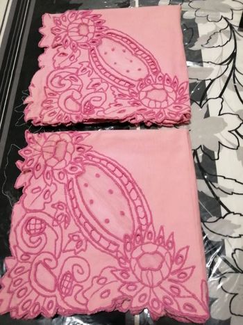 Taies d'oreillers roses en coton brodées à la main.