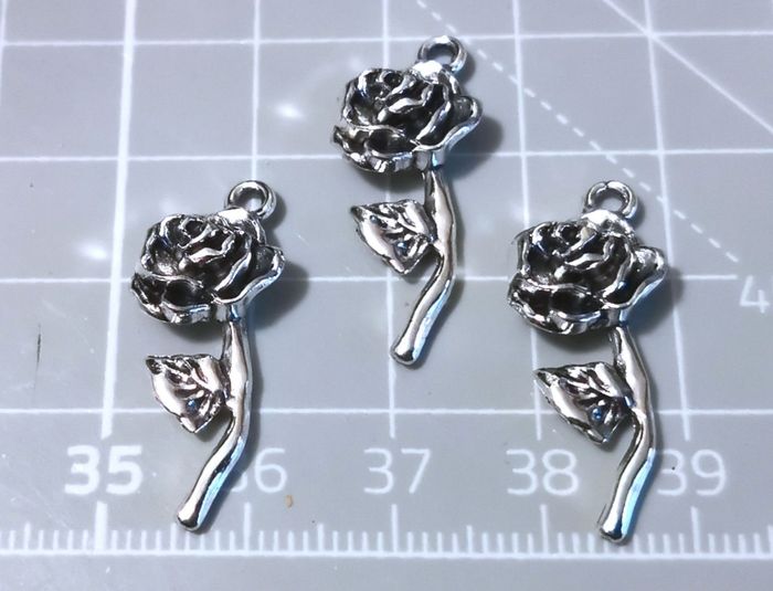 3 x pendentifs "Longue rose" en métal argenté vieilli - photo numéro 3