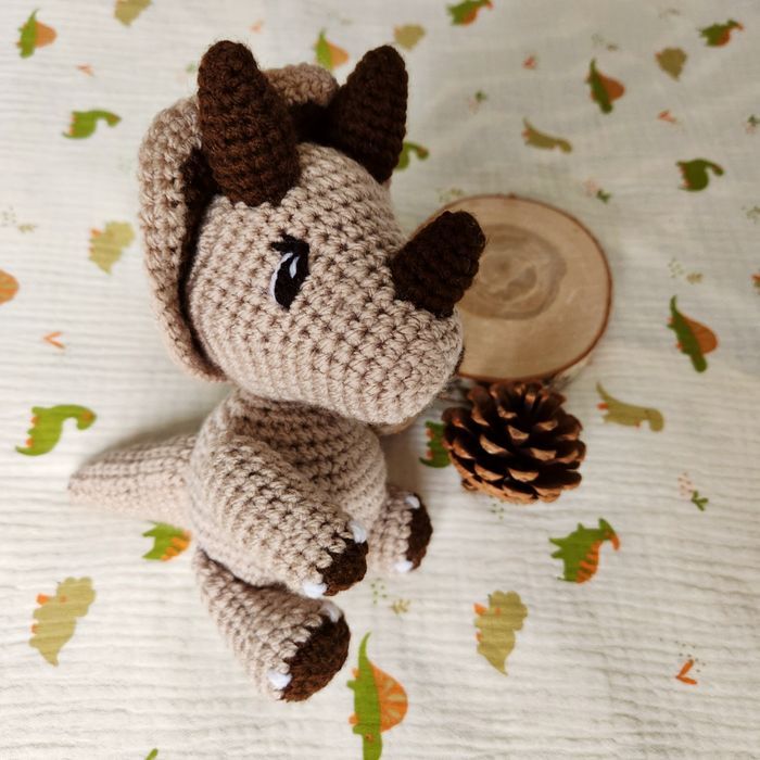 Doudou câlin lange Hector le Dinosaure Triceratops en crochet fait main cadeau de naissance anniversaire personnalisable - photo numéro 3