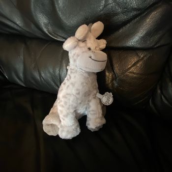 PELUCHE GIRAFE VACO BLANCHE TÂCHES GRISES ASSISE 21CM