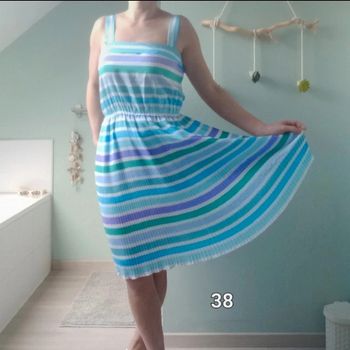 Jolie robe d'été à lignes jusqu'au genoux taille 38