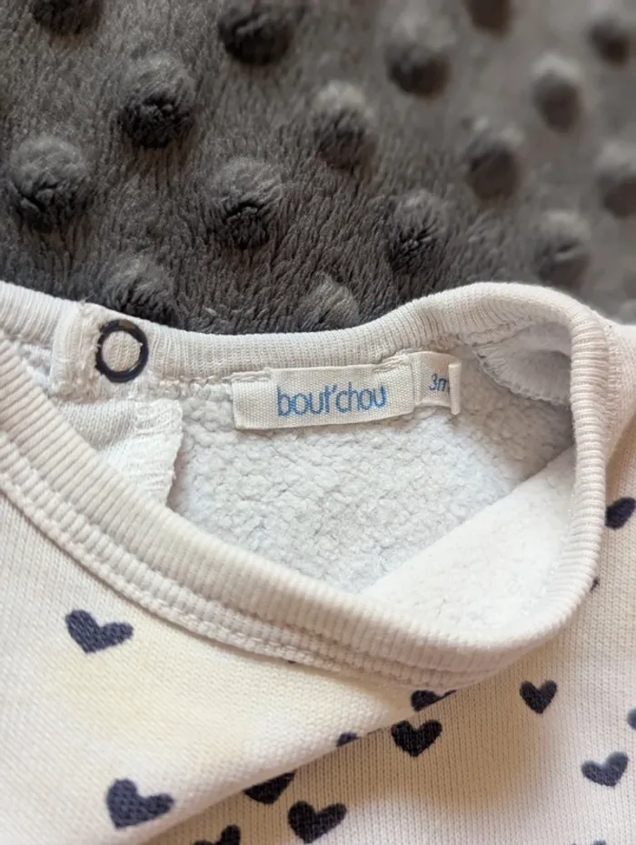 Pyjama polaire Bout’chou – Taille 3 mois mixte 🤍💙 Blanc à petits cœurs  Douillet & stylé - photo numéro 4
