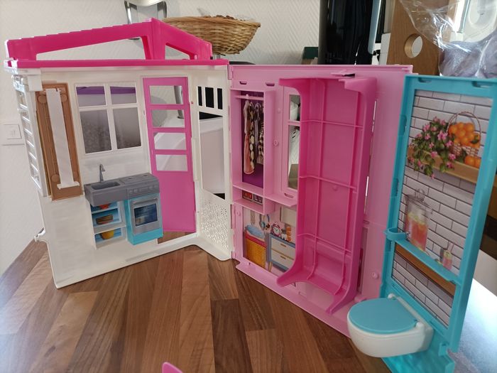 Jolie maison Barbie + 1 barbie + 2 tenues + meubles et accessoires - photo numéro 8