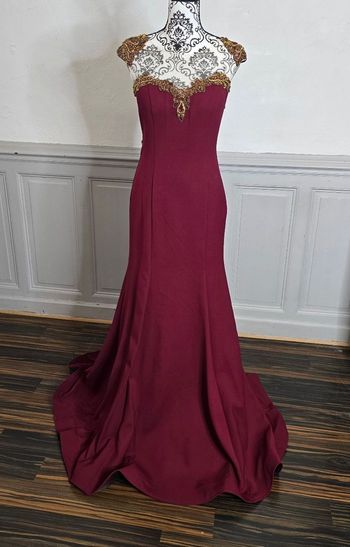 Robe de soirée bordeaux coupe sirène avec traine perles dorées et dos en tulle taille 42/XL