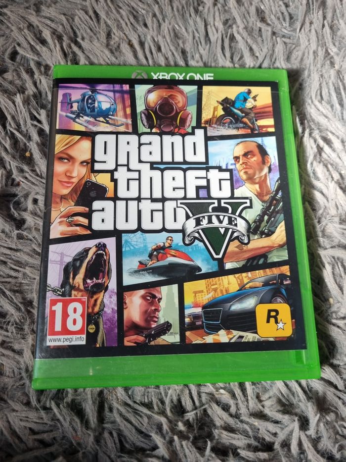 Boîte vide de jeu avec livret et poster GTA 5