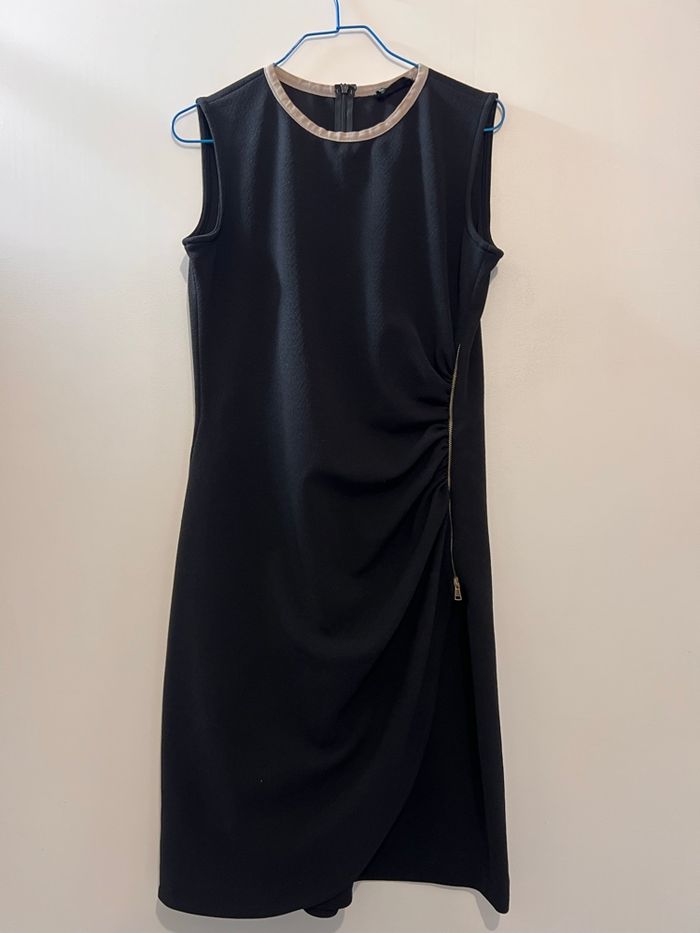 Robe Noire Élégante Sinéquanone Paris avec Détail Zip Asymétrique - Taille S/M