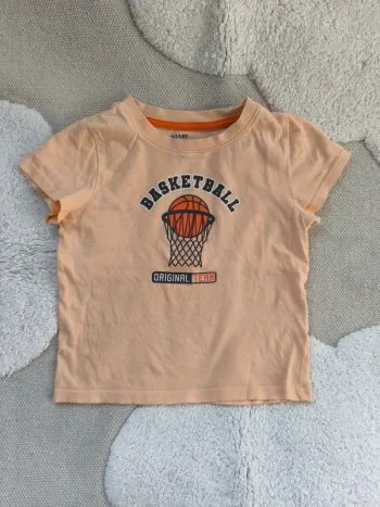 T-shirt Kiabi – Orange clair – Taille 3 ans – Motif panier & balle de basket 🏀
