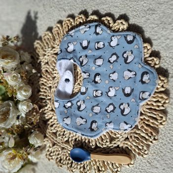 Bavoir forme fleur motifs pingouins