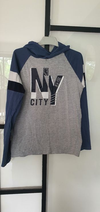 T-shirt manches longues capuche. 14ans
