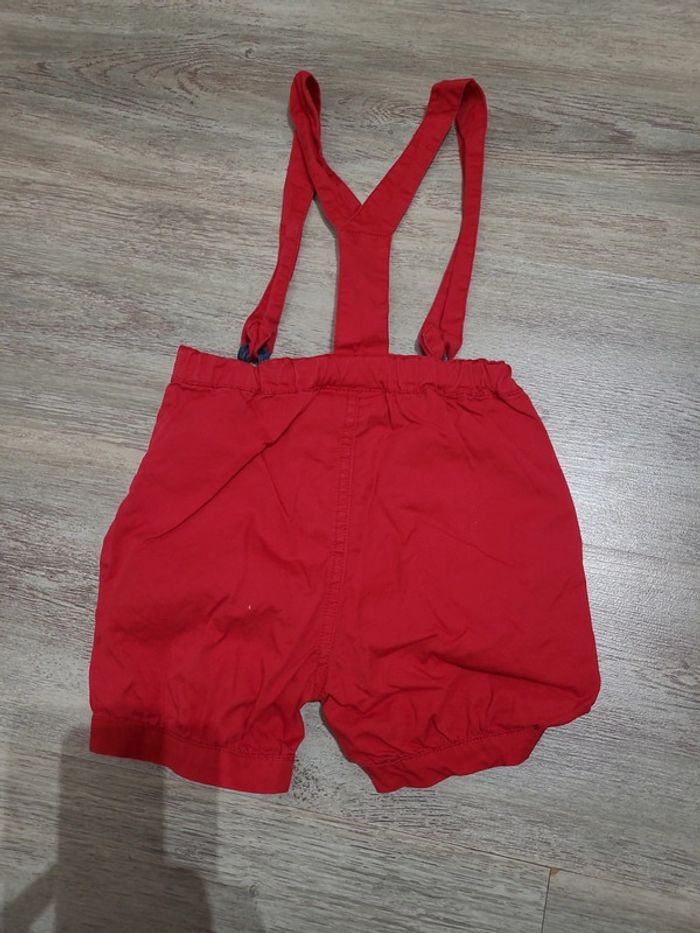 Salopette short rouge et tee shirt manches longues - photo numéro 3