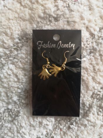 Petites boucles d'oreilles dorées mains